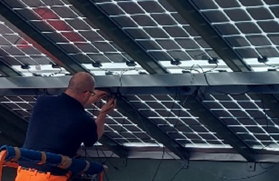 worker roofing